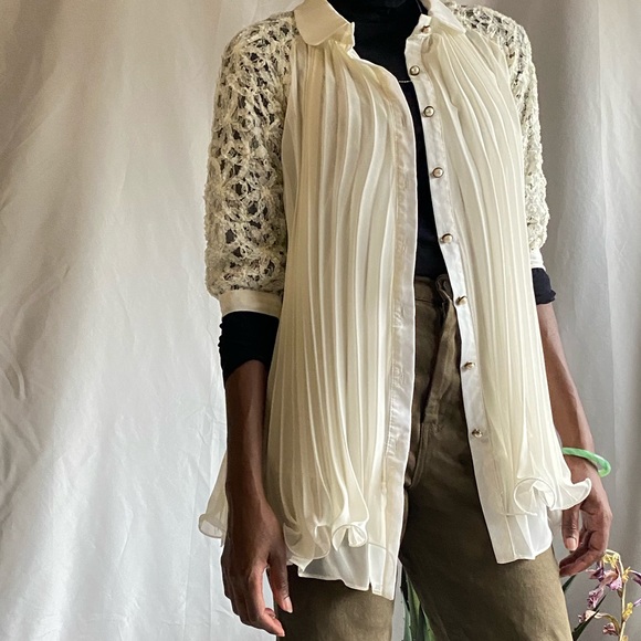 Vintage Off white pleated blouse with pearl buttons - Picture 15 of 17